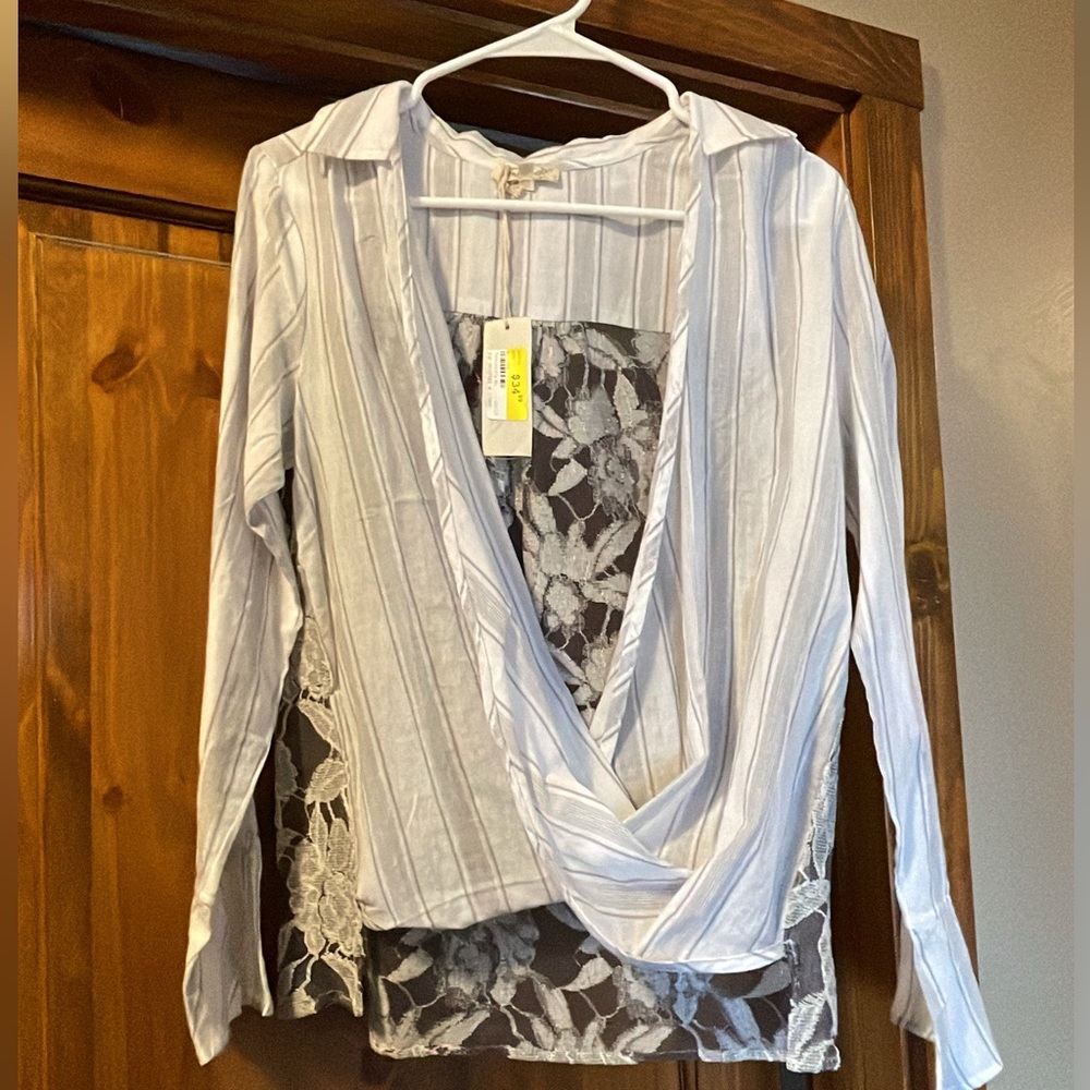Collard blouse with lace detail on the back